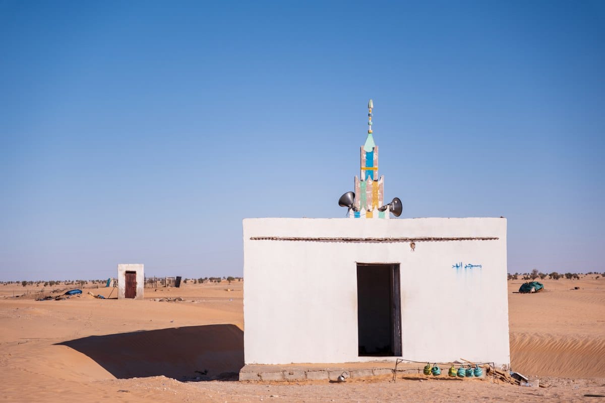 مسجد صغير أبيض في الصحراء